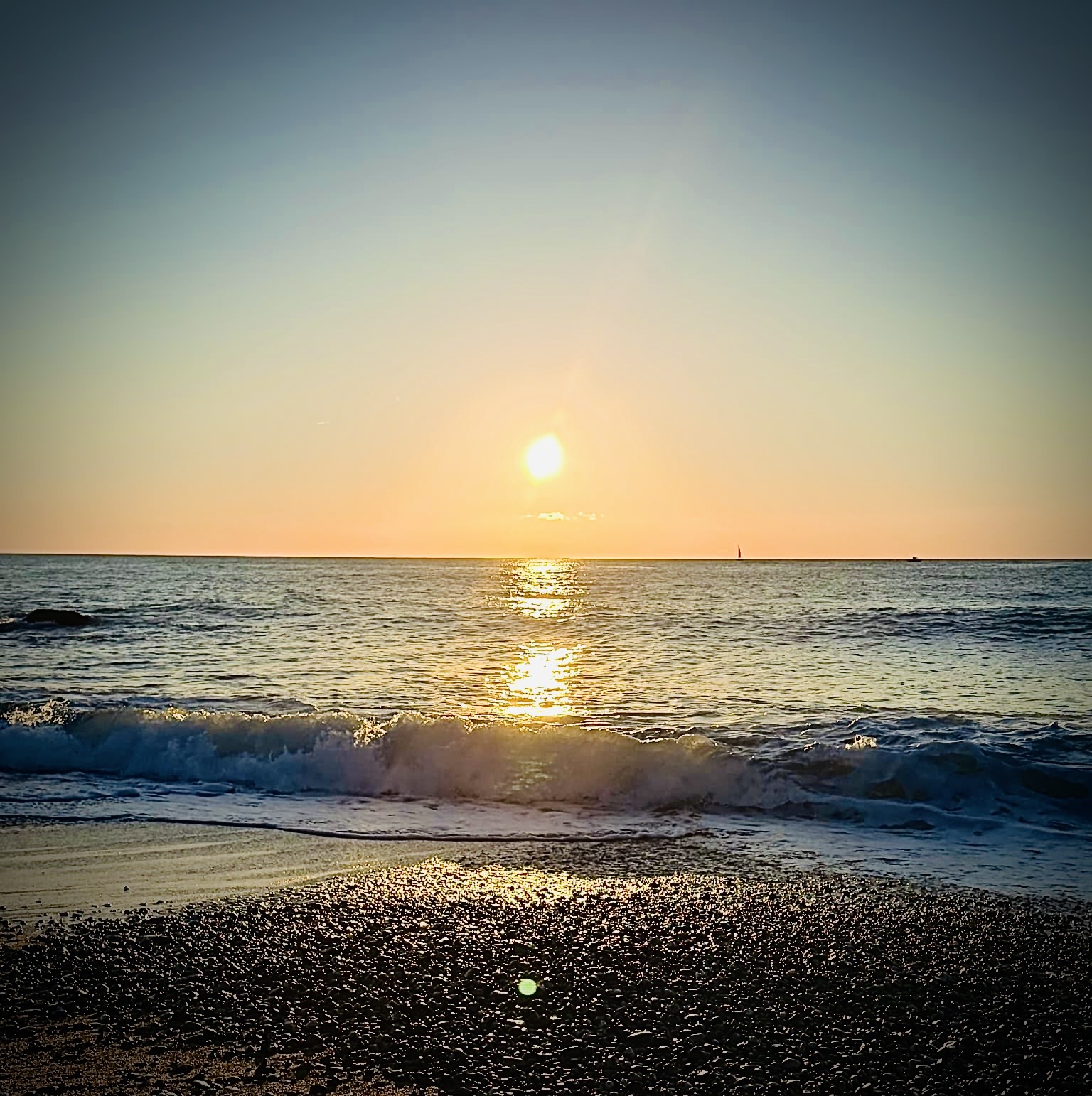 Amanecer frente al mar en ALMAR Beach Club